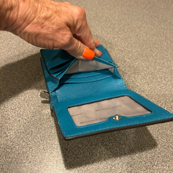 Michal Kors Saffiano leather teal wallet - Picture 6 of 11